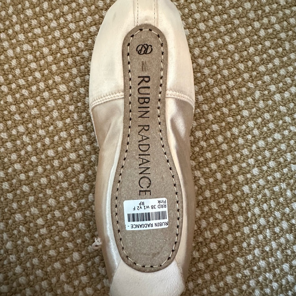 Brand New! Original Russian Pointe Rubin Radiance Pointe shoes-Size 38, W1, V2